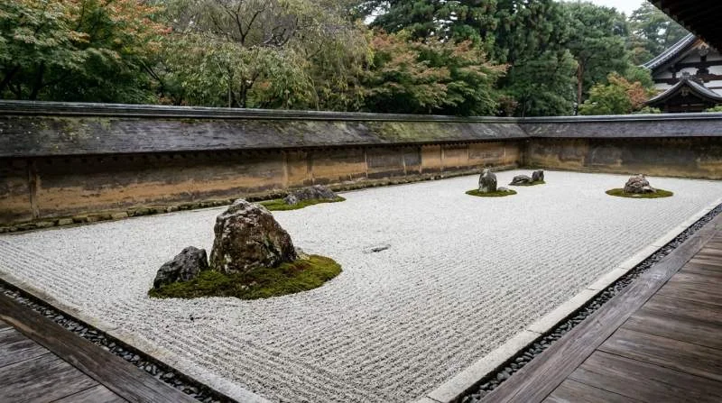 Vijftien stenen in een zee van geharkt grind in de zentuin van Ryoan-ji tempel