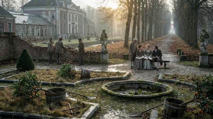 Vergeten tuin bij Nederlands landgoed, overwoekerd door onkruid en struiken